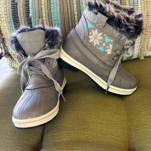 Northside Gray Kids Boots with Blue Snowflake Design